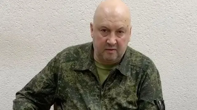 Une capture d'écran d'une vidéo montrant Sergei Surovikin s'adressant à la direction, aux commandants et aux soldats de PMC Wagner le 24 juin 2023.