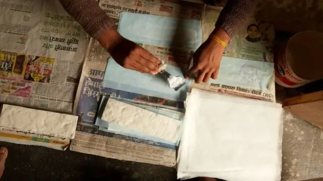 โรงงานสามารถผลิตผ้าอนามัยได้ 600 แผ่นต่อวัน โดยใช้ชื่อยี่ห้อ Fly