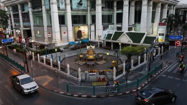 ปกติศาลพระพรหมเอราวัณ แยกราชประสงค์ จะมีประชาชนทั้งชาวไทย จีน และชาติต่าง ๆ เข้าสักการะอย่างไม่เคยว่างเว้น