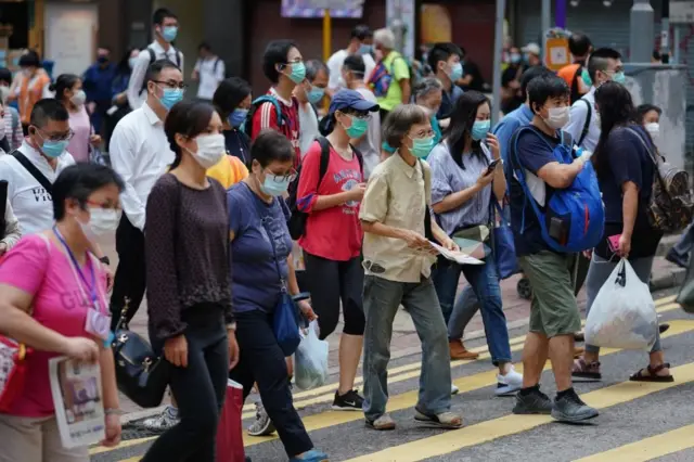 Peatones con mascarillas