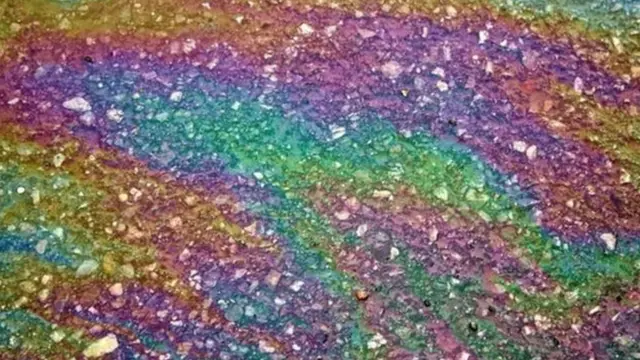 قوس قزح في بركة مياه