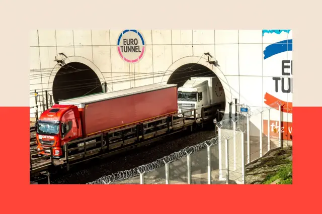 Bir kamyon Eurotunnel yük tünelinden çekiliyor