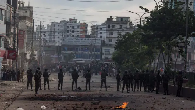 পরিস্থিতি নিয়ন্ত্রণে মাঠে নামানো হয় সেনাবাহিনীকে