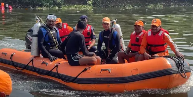 રવિવારે થયેલ મોરબી ઝૂલતા પુલ દુર્ઘટનામાં 135 લોકોનાં મૃત્યુ થયાં હતાં