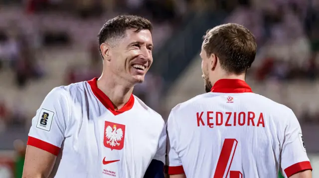 Robert Lewandowski z Polski świętuje wraz ze swoimi kolegami z drużyny zwycięstwo nad Maltą podczas meczu eliminacyjnego Mistrzostw Świata FIFA 2026 pomiędzy Maltą a Polską