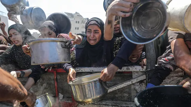 Awọn eeyan ti ogun ti sọ di alainibugbe ree ti wọn jẹ ọmọ Palestine. Wọn n ja du ounjẹ pẹlu isasun lọwọ. Eyi waye lọjọ kẹrin, oṣu Kẹjọ ọdun 2025 yii ni Gaza.