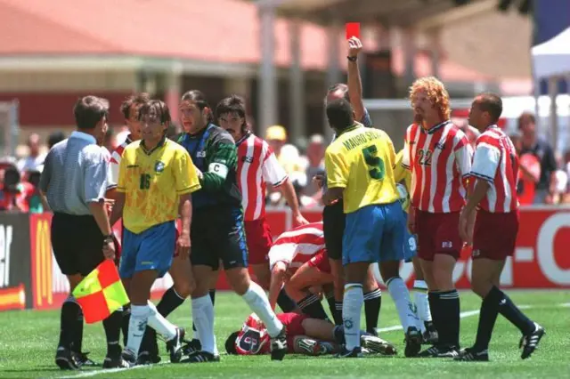 Momento da expulsão de Leonardo, no jogo Brasil x Estados Unidos