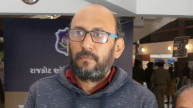 દીપક ભટ્ટ તેમના પરિવાર સાથે, જેમની સ્થિતિ વ્યાજે પૈસા લેવાને કારણે ખરાબ થઈ