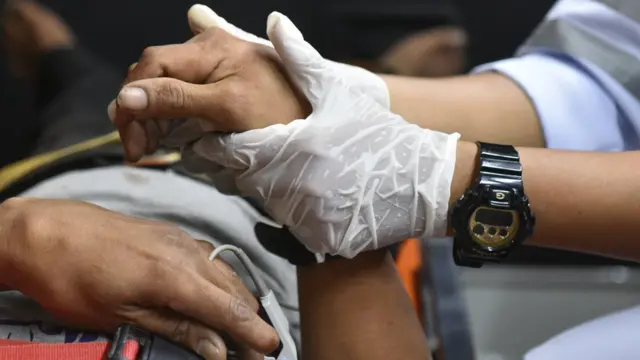 หญิงกู้ภัย