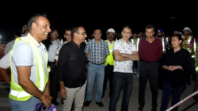 इसी साल अप्रैल में ली गई इस तस्वीर में भूषण गगरानी