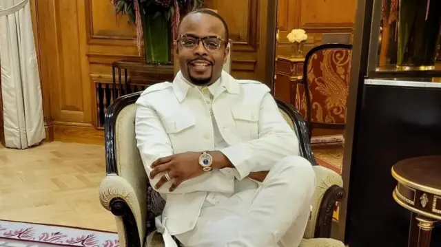 Foto Stanley Uzochukwu yi uwe ọcha ma na-achị ọchị. 