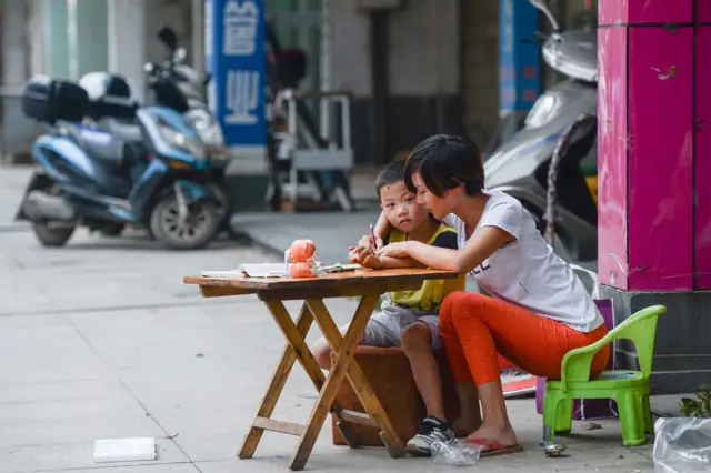 ကလေးယူဖို့ ငွေကုန်ကြေးကျအများဆုံး နိုင်ငံတွေထဲ တရုတ်လည်း ပါနေ