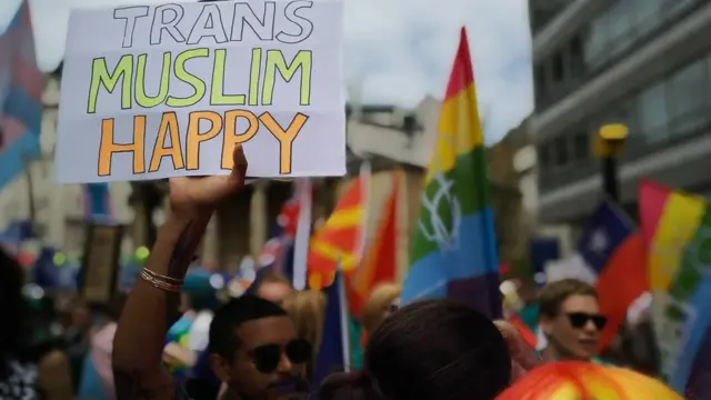 ผู้ร่วมงานมาจากหลายประเทศทั่วโลก และจากหลากหลายความเชื่อ รวมถึงชาวมุสลิม โดยขบวนพาเหรดเริ่มจากถนนพอร์ตแลนด์เพลซ ไปสิ้นสุดที่ถนนไวท์ฮอลล์ รวมระยะทาง 2.3 กม.