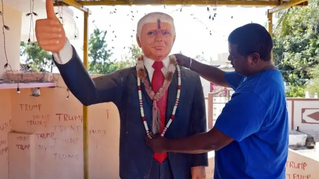 Raju Trump heykeliyle