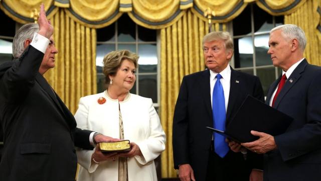 （左から）米大統領執務室で宣誓就任するティラーソン新国務長官とレンダ・セントクレア夫人、トランプ大統領とペンス副大統領（1日）