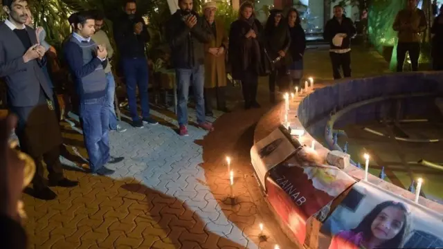 જૈનબને શ્રદ્ધાંજલિ આપતા લોકો