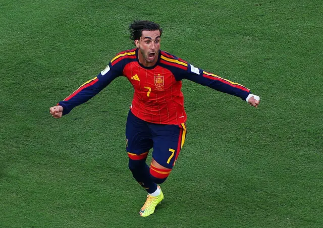 Ferran Torres celebra sobre el campo el gol que le dio la victoria a España ante Argentina