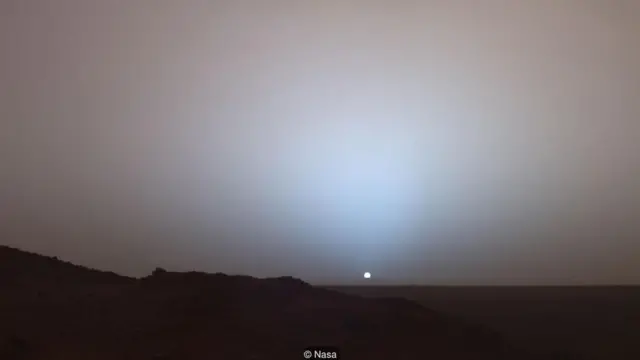 Wakati wa kutua kwa jua, anga huwa la rangi ya samawati