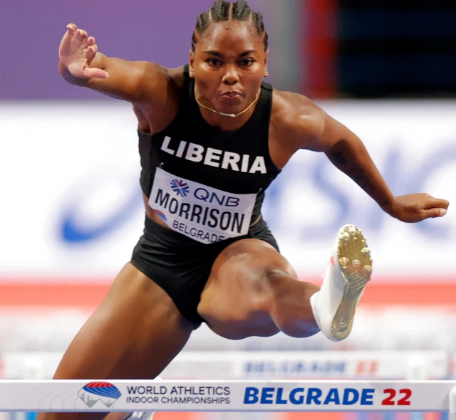 Mwanariadha wa Liberia Ebony Morrison akiruka juu ya kikwazo katika Mashindano ya Dunia ya Riadha ya Ndani mjini Belgrade, Serbi