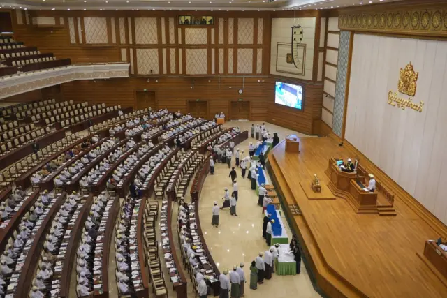 ပြည်သူ့လွှတ်တော်မှာ ဒုတိယသမ္မတရွေးချယ်ရေးလျှို့ဝှက်မဲပေးတဲ့မြင်ကွင်း