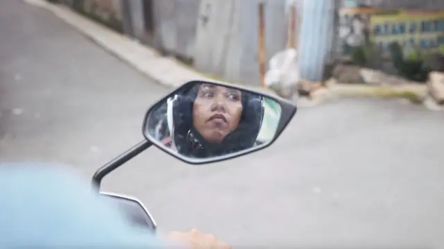 Yuni Sri Rahayu berkampanye menggunakan sepeda motor miliknya.