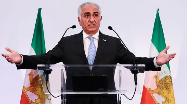 रज़ा पहलवी खुद को एक उदारवादी नेता के तौर पर पेश कर रहे हैं