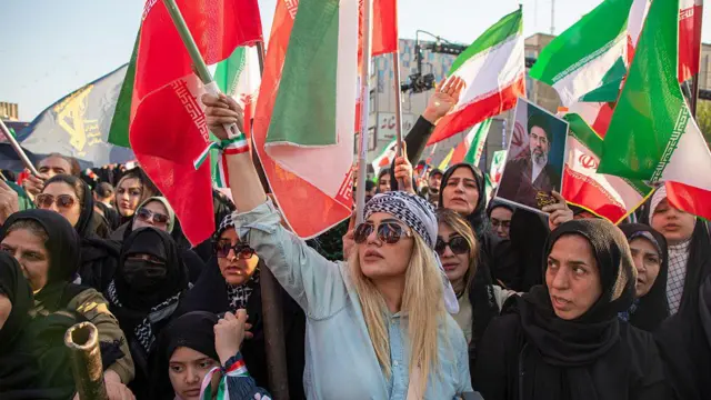 तेहरान में सरकार के समर्थन में आयोजित रैली में हिस्सा लेते लोग (तस्वीर: 17 अप्रैल 2026)