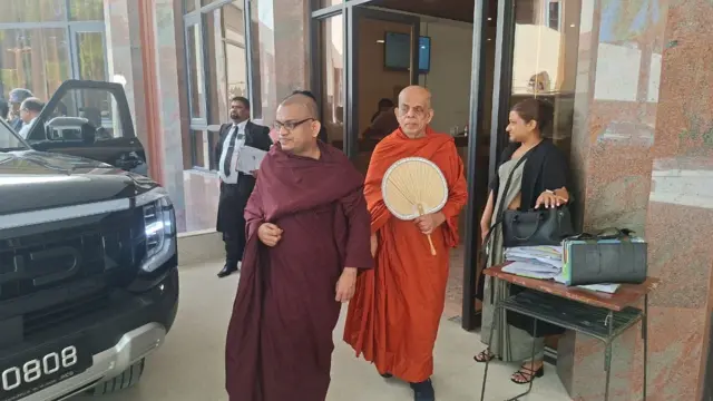 පෙත්සම්කාර හිමිවරුන් දෙදෙනා අධිකරණයෙන් පිටව යන අයුරු