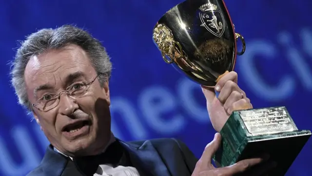 Oscar Martínez con su premio