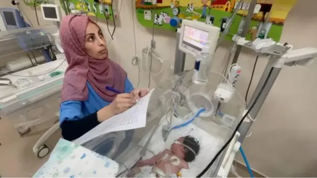 طفل من الخدج في أحد مستشفيات غزة