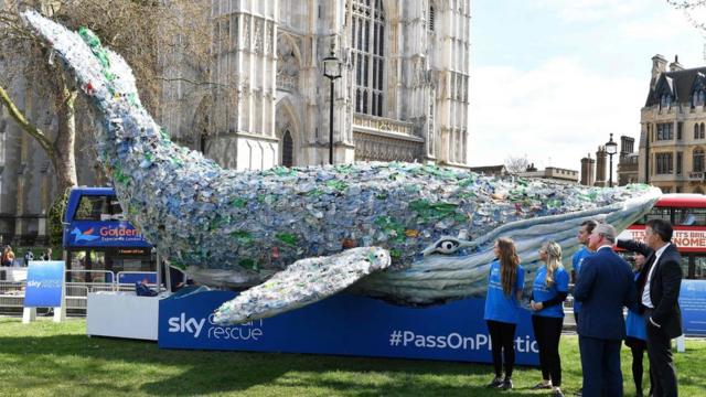 英国王储查尔斯王子参加在伦敦举行的英联邦国家首脑会议，观看一头用塑料瓶做成的鲸鱼。