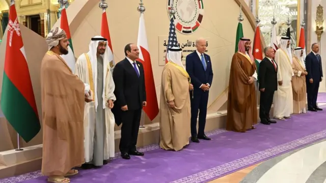 برخلاف برنامه مفصلی که در سال ۲۰۱۷ برای حضور دونالد ترامپ در عربستان تدارک دیده شده بود، اینبار رئیسجمهور آمریکا در نشستی محدودتر شرکت کرد