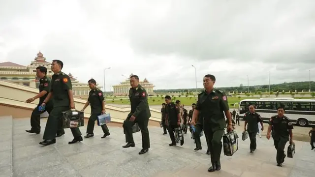 တပ်မတော် သားလွှတ်တော်ကိုယ်စားလှယ် ၁၁၀ ဦးက တိုက်ရိုက်ခန့်အဖြစ်နဲ့ ပြည်သူ့လွှတ်တော်မှာ ပါဝင်