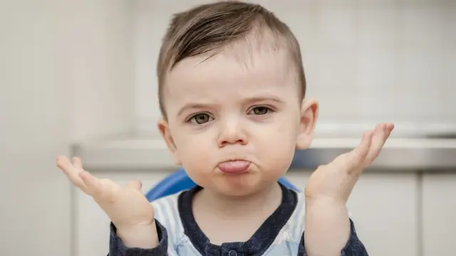 Nene haciendo gesto de duda.