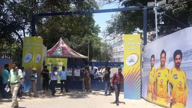 'போலீஸ், போஸ்டர், தடையை மீறி ஆர்ப்பாட்டம்` - தகிக்கும் சேப்பாக்கம்