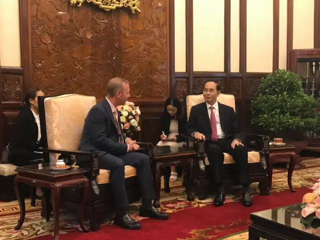 Chủ tịch Trần Đại Quang tiếp Đại sứ Ward tại buổi lễ trình quốc thư.