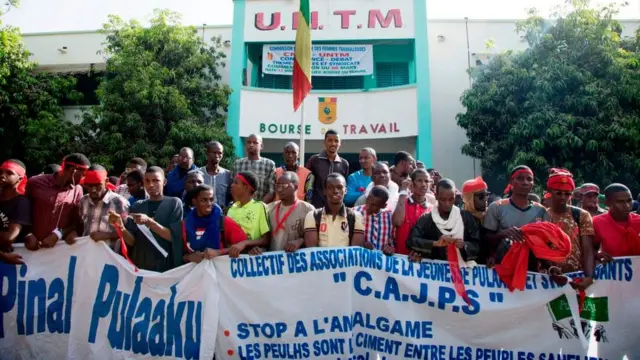 Une marche de protestation des jeunes de la communauté peule, en mars 2018 à Bamako, contre les violences dont ils disent être victimes dans le centre du pays.