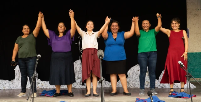 Integrantes de La Cachada saludan al final de una función.