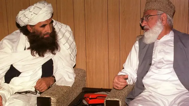 પાકિસ્તાનની જમાતે ઈસ્લામીના વડા કાઝી હુસૈન અહમદ(જમણે)ને જલાલુદ્દીન હક્કાની વચ્ચે 2001માં ઈસ્લામાબાદમાં મળ્યા હતા ત્યારની તસ્વીર.
