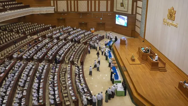 နေပြည်တော်မှာလုပ်တဲ့ပြည်သူ့လွှတ်တော်အစည်းအဝေးမှာ ဒုတိယသမ္မတရွေးချယ်ရေးမဲပေးနေတဲ့မြင်ကွင်း 