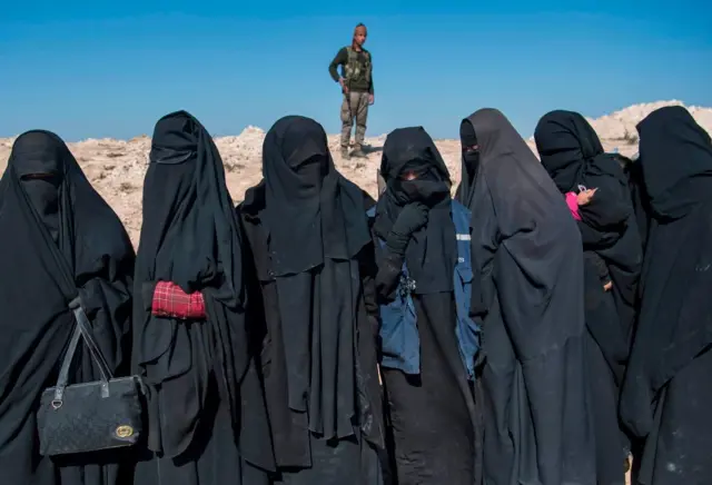 زنان با چادرهای سیاه و صورتهای پوشیده