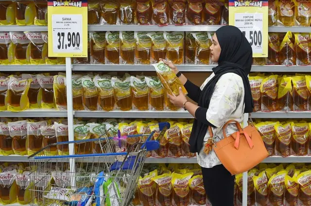Konsumen berbelanja minyak goreng di Supermarket Samarinda, Kalimantan Timur, Rabu (1/1/2025).