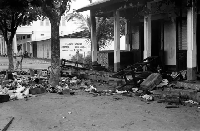 En 1955, l'Union des peuples du Cameroun (UPC), organisation interdite et principalement issue des groupes ethniques Bamiléké et Bassa, a lancé une lutte armée pour l'indépendance au Cameroun français. Cette rébellion s'est poursuivie, avec une intensité décroissante, même après l'indépendance.