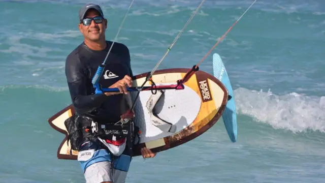 Elián López praticando kitesurfe