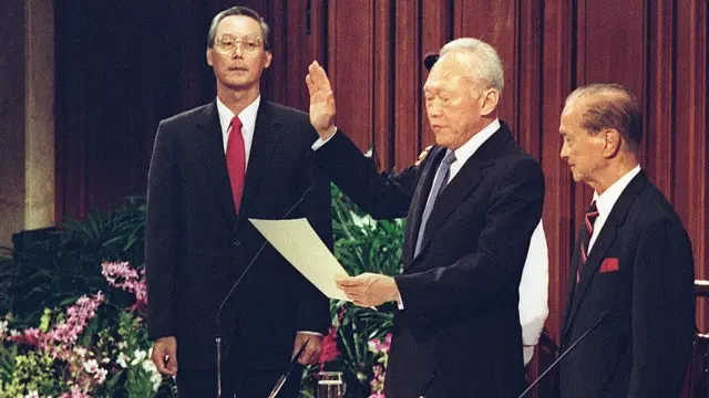 Prime Minister Lee Kwan Yew (2nd R) taking his oath of office as senior minister in the new government of new Prime Minister Goh Chok Tong