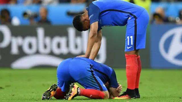 плачущие французы