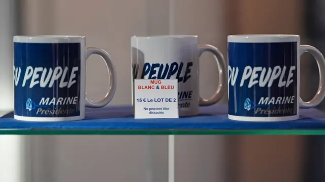 Кружки с лозунгом "Во имя народа"