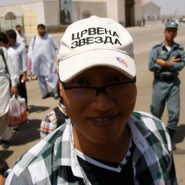 Pri ulasku u avion sreo sam mladića sa kačketom na kojem je ćirilicom pisalo „Crvena zvezda“.