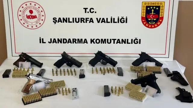 İçişleri Bakanlığı'nın Şanlıurfa'da yürüttüğü operasyonda ele geçirilen silahlar (2024)