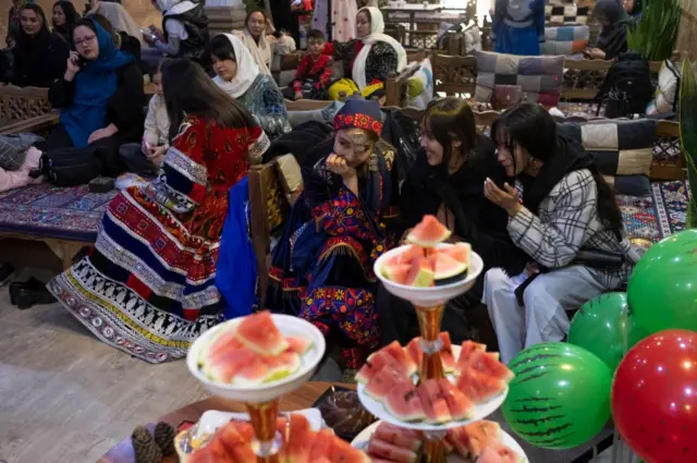 چند زن جوان مهاجر اهل افغانستان شب یلدا را در رستوران افغانی در شهرری